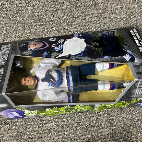 Marc Messier 1998 Vancouver Canuck’s collectors series figurine - Picture 3 of 3